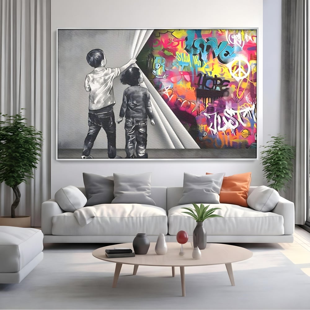 Tablou canvas cu tablou canvas cu copii si perete grafitti, in rama de aluminiu argintiu, pe perete intr-un living